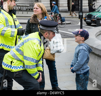 Un jeune garçon rencontre pour la première fois un sympathique officier de police métropolitaine. Banque D'Images