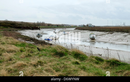 Bateaux amarrés dans Vange Creek à marée basse. Banque D'Images