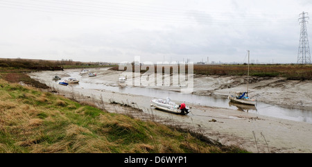 Bateaux amarrés dans Vange Creek à marée basse. Banque D'Images