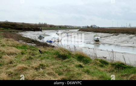 Bateaux amarrés dans Vange Creek à marée basse. Banque D'Images