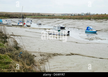 Bateaux amarrés dans Vange Creek à marée basse. Banque D'Images