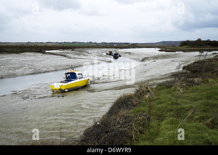 Un ruisseau Muddy à marée basse à Vange Creek dans le Wat Tyler Country Park. Banque D'Images