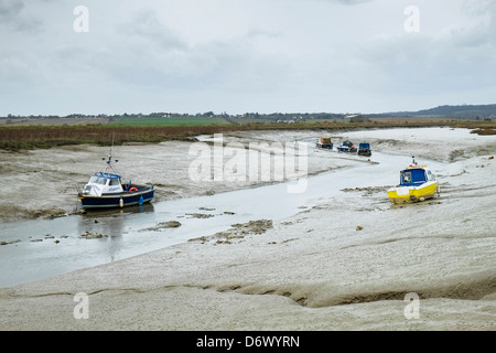 Bateaux amarrés dans Vange Creek à marée basse. Banque D'Images