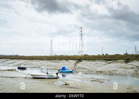 Bateaux amarrés dans Vange Creek à marée basse. Banque D'Images