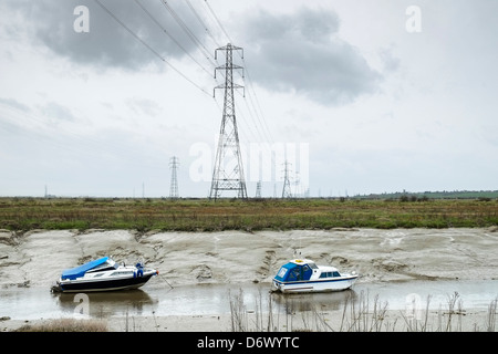 Bateaux amarrés dans Vange Creek à marée basse. Banque D'Images