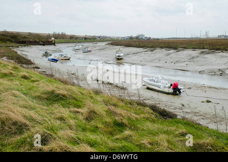 Bateaux amarrés dans Vange Creek à marée basse. Banque D'Images