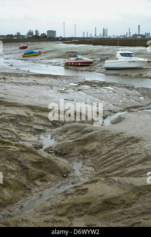 Bateaux amarrés dans Vange Creek à marée basse. Banque D'Images