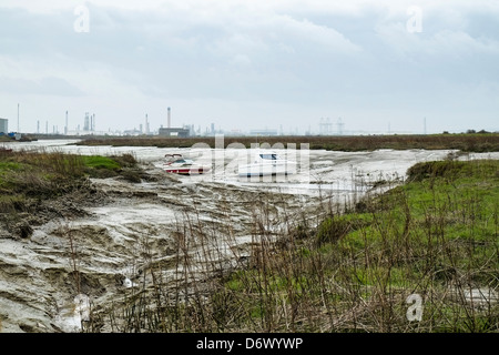 Bateaux amarrés dans Vange Creek à marée basse. Banque D'Images