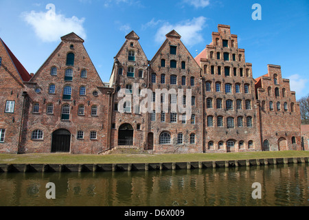 Le sel Salzspeicher (entrepôts) de Lübeck, en Allemagne, sont des bâtiments de briques historique sur la partie supérieure de la rivière Trave Banque D'Images