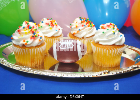 Quatre Anniversaire Cupcakes avec un ballon de football Banque D'Images