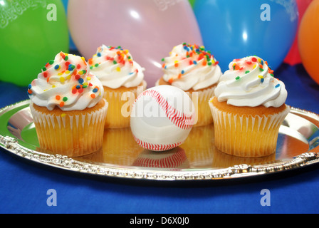 Quatre Cupcakes avec une balle de baseball Banque D'Images