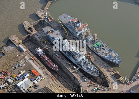 Photographie aérienne des navires en cale sèche pour des réparations à Birkenhead Merseyside. Chantier Naval Cammell Laird Banque D'Images