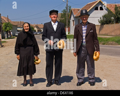L'Europe, la Roumanie, la Transylvanie, mosna, village, personnes âgées Banque D'Images