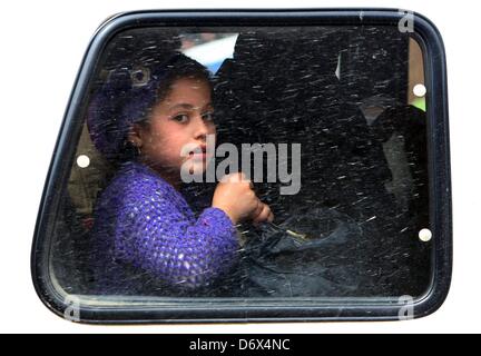 Darkoush, la Syrie. Le 23 avril 2013. Une jeune fille syrienne en attente sur un parent dans un véhicule à l'extérieur, le don de l'hôpital de soins sur Darkoush, la Syrie. Le 23 avril 2013. . 45 médecins sud-africains sont en Syrie, en collaboration avec le don de l'organisation de l'aide de soignants d'un hôpital local. Credit : Gallo Images / Alamy Live News Banque D'Images