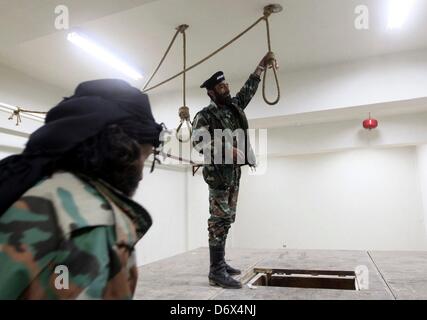 Darkoush, la Syrie. Le 23 avril 2013. Les soldats de l'Armée syrienne libre dans une chambre où les prisonniers politiques ont été pendus par les forces de l'intérieur de l'Al-Assad à la prison centrale de Darkoush, la Syrie. Le 23 avril 2013. . La prison a été bombardée par les combats entre les forces de l'armée et d'honoraires Al-Assad fighters il y a trois mois. Credit : Gallo Images / Alamy Live News Banque D'Images