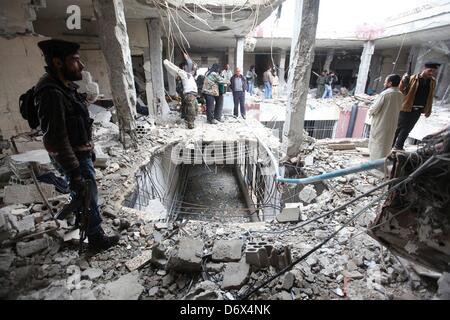 Darkoush, la Syrie. Le 23 avril 2013. Un soldat de l'Armée syrienne libre à l'intérieur de la prison centrale de Darkoush, la Syrie. Le 23 avril 2013. . La prison a été bombardée par les combats entre les forces de l'armée et d'honoraires Al-Assad fighters il y a trois mois. Credit : Gallo Images / Alamy Live News Banque D'Images