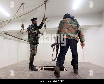 Darkoush, la Syrie. Le 23 avril 2013. Un soldat de l'Armée syrienne libre dans une chambre où les prisonniers politiques ont été pendus par les forces Al-Assad à la prison centrale de Darkoush, la Syrie. Le 23 avril 2013. . La prison a été bombardée par les combats entre les forces de l'armée et d'honoraires Al-Assad fighters il y a trois mois. Credit : Gallo Images / Alamy Live News Banque D'Images