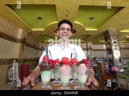 Darkoush, la Syrie. Le 23 avril 2013. Hasan Aswad à Dolls ice cream on Darkoush, la Syrie. Le 23 avril 2013. . Avant la guerre civile en Syrie a éclaté, ce glacier était un très célèbre place. Credit : Gallo Images / Alamy Live News Banque D'Images