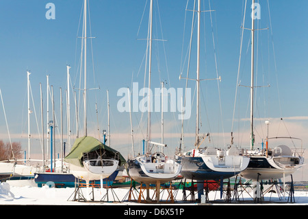 Yachts de luxe sur la côte en hiver. Marina à Tallinn, Estonie Banque D'Images