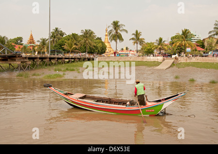 Un taxi de la rivière sur le fleuve Yangon par la pagode Botataung jetty Yangon Myanmar (Birmanie) Banque D'Images