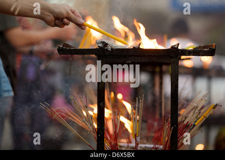 Les thaïlandais d'allumer des bougies et encens pour le nouvel an saint sylvestre à Wat Phra Sing temple à Chiang Mai, Thaïlande Banque D'Images