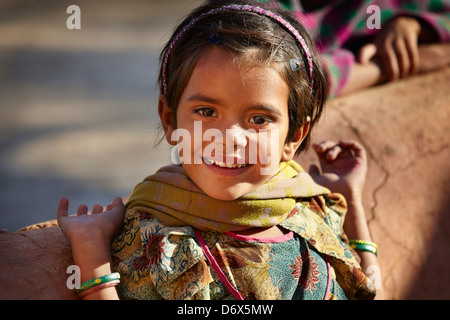 Portrait de jeune fille enfant souriant l'Inde, Rajasthan, Inde Banque D'Images