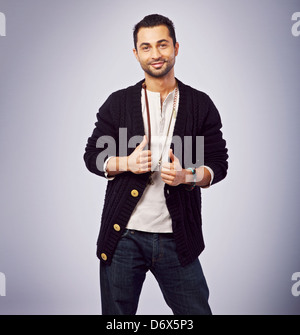 Guy du Moyen-Orient dans un studio posant pour l'appareil photo Banque D'Images