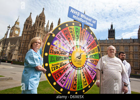 Westminster, London, UK. 24 avril 2013. Aujourd'hui, le Lords sera de débattre une motion pour renverser la section 75 des règlements qui définissent les règles de la concurrence dans le nouveau NHS. La loi qui permet d'être sûr qu'il y a des arrangements pour le NHS pour gérer la concurrence dans certains services, de sorte que les patients reçoivent les meilleurs soins possibles. Ces services peuvent, comme aujourd'hui, être fournis par les hôpitaux locaux, les organismes de bienfaisance ou par des entreprises privées. Crédit : Jeff Gilbert/Alamy Live News Banque D'Images