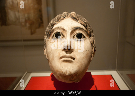 Masque d'une femme avec une grande bobine de cheveux tressés dans la Galerie égyptienne, Metropolitan Museum of Art (MET), New York City USA Banque D'Images