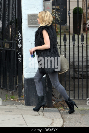 Sarah Harding laissant un immeuble à Primrose Hill sur son chemin à l'ouest de Londres, Londres, Angleterre - 08.03.12 Banque D'Images