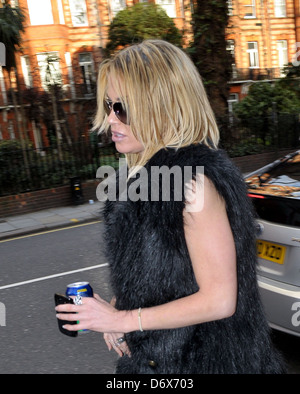 Sarah Harding laissant un immeuble à Primrose Hill sur son chemin à l'ouest de Londres, Londres, Angleterre - 08.03.12 Banque D'Images