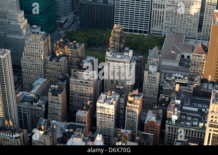 Vue aérienne de Manhattan avec Bryant Park dans le centre de la partie supérieure de l'image. Banque D'Images