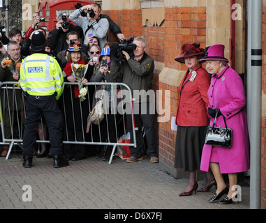 Son Altesse Royale la Reine Elizabeth II arrive à la gare de Leicester le 8 mars 2012. La reine est à Leicester dans le cadre de son Banque D'Images