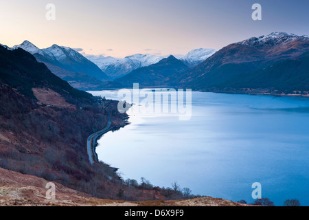 Une vue sur le Loch Duich de view point Carr Brae vers cinq soeurs, Highland, Dornie, Ecosse, Royaume-Uni, Europe. Banque D'Images