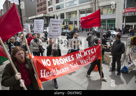 Rassemblement anti-guerre et drone & mars à Union Square à New York. Banque D'Images