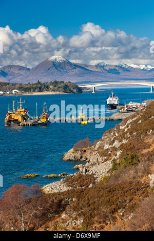 Une vue vers le pont de Skye sur le Loch Alsh, reliant le continent à l'Highland Ile de Skye. Banque D'Images