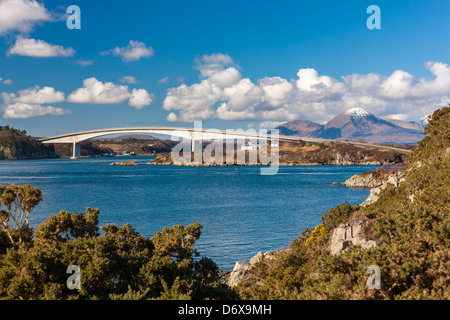 Une vue vers le pont de Skye sur le Loch Alsh, reliant le continent à l'Highland Ile de Skye. Banque D'Images