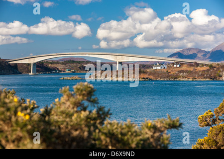 Une vue vers le pont de Skye sur le Loch Alsh, reliant le continent à l'Highland Ile de Skye. Banque D'Images