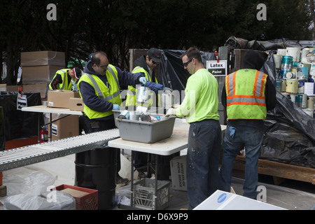 NYC Dept. of Assainissement, Bureau de la prévention des déchets, recyclage des déchets électroniques et les déchets dangereux drop off jour Brooklyn, NY Banque D'Images