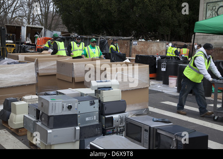 NYC Dept. of Assainissement, Bureau de la prévention des déchets, recyclage des déchets électroniques et les déchets dangereux drop off jour Brooklyn, NY Banque D'Images