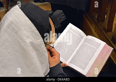 Homme portant un châle de prière phylactères et priant au siège de Loubavitch à Brooklyn, New York Banque D'Images