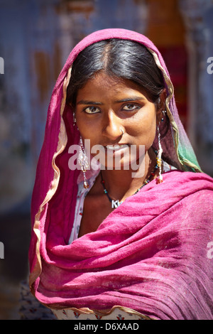 Portrait de jeunes habillés de façon traditionnelle Râjasthânî Inde Femme, Pushkar, Rajasthan, India Banque D'Images