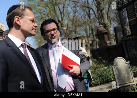 Le sénateur de Berlin pour le développement urbain Michael Mueller (L) et le président de la congrégation juive à Berlin, Gideon Joffe, visitez les travaux de restauration sur le cimetière juif de Weissensee Berlin, Allemagne, 24 avril 2013. Une grande partie de l'enceinte du cimetière a été restauré. Le cimetière, qui est considéré comme le plus grand cimetière juif encore en activité en Europe, est sur une liste de candidats pour être inscrit comme site du patrimoine mondial par l'UNDESCO. Photo : Britta Pedersen Banque D'Images