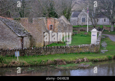 Vue d'Tyneham village, Dorset avec l'étang et l'église Banque D'Images