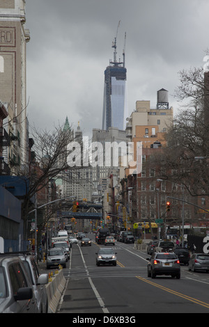 À Down East Broadway dans Chinatown, NYC, avec le nouveau 1 World Trade Center à la hausse dans l'arrière-plan. Banque D'Images