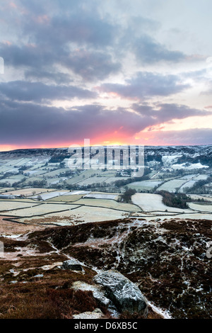 À l'est à travers Danby Dale de Blakey Rigg juste avant le lever du soleil sur un froid matin d'hiver Banque D'Images