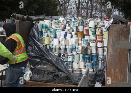 NYC Dept. of Assainissement, Bureau de la prévention des déchets, recyclage des déchets électroniques et les déchets dangereux drop off jour Brooklyn, NY Banque D'Images
