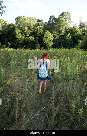 8 ans, fille, avec sac à dos. Banque D'Images