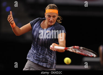 Petra Kvitova à partir de la République tchèque sur la balle au cours de la première série de match du Grand Prix de tennis WTA contre Beck de l'Allemagne au stade Porsche à Stuttgart, Allemagne, 24 avril 2013. Photo : DANIEL MAURER Banque D'Images