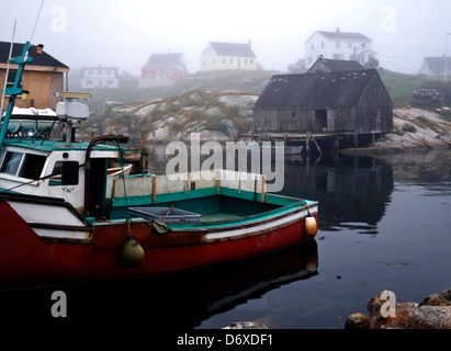 Tôt le matin, le brouillard à Peggy's Cove;célèbre village de pêche dans l'Est du Canada;Nova Scotia, Canada Banque D'Images